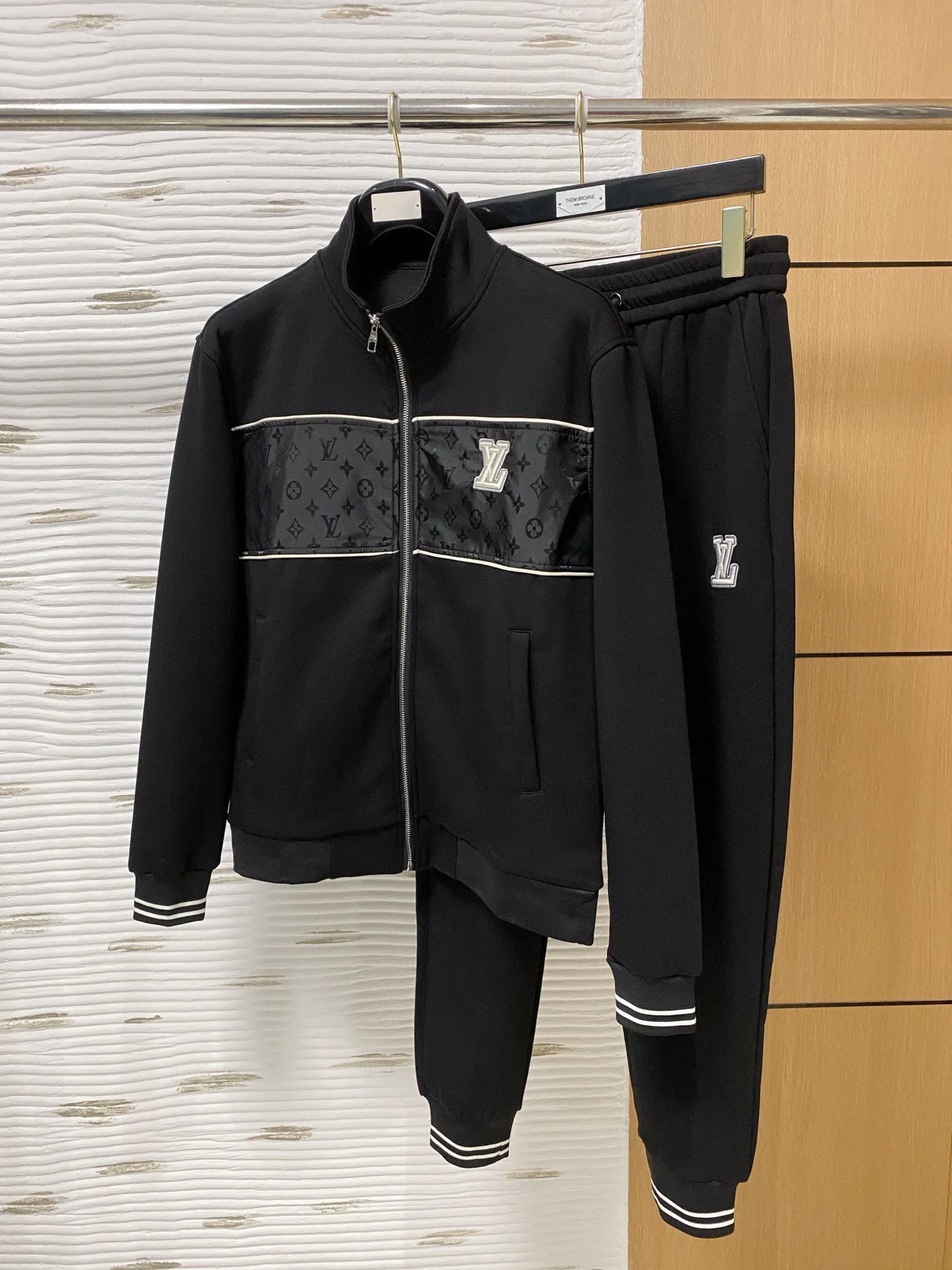 🅿️720 [LV Louis Vuitton] hot-selling suit is coming. Focus on the original version of the official website. 2025 new hot-selling cardigan and sweatshirt suit. The original order is the best. 🇭🇰The meticulous work of top designers. It has a fitting and perfect upper body effect. All-natural high-quality Tencel Roman cotton 100%, close-fitting comfort, noble and elegant! Original hardware embodies elegance and nobility! Counter size: M-3XL (maximum wear up to 190 pounds)